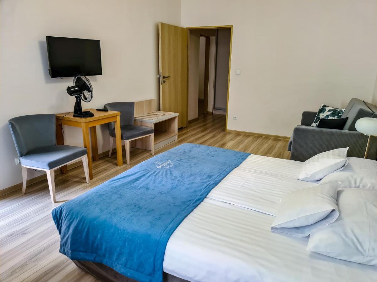 Antoninska Hotel & Apartamenty เลชโน ภายนอก รูปภาพ